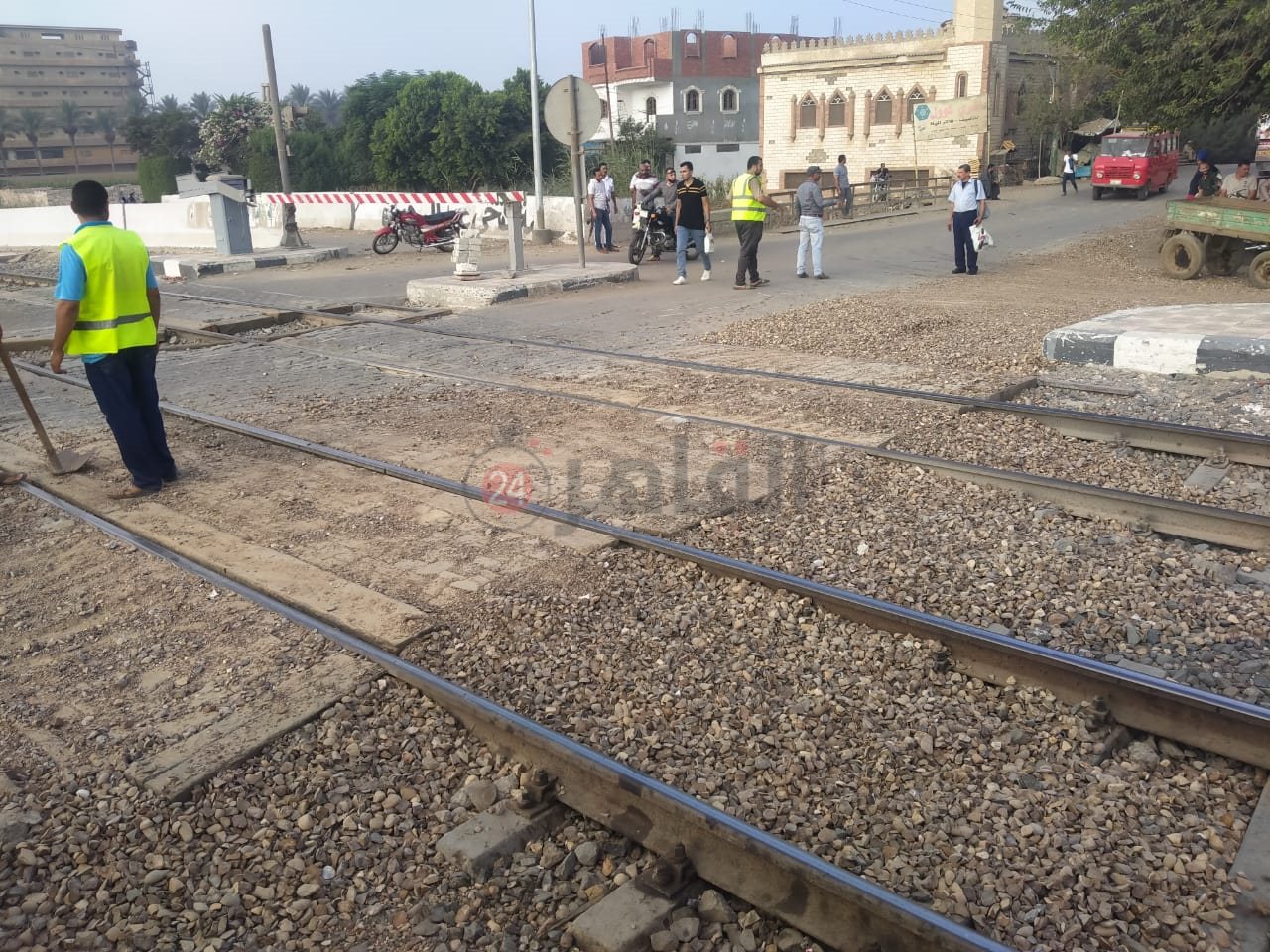 أعمال ازالة العارض من على مزلقان السكة الحديد 