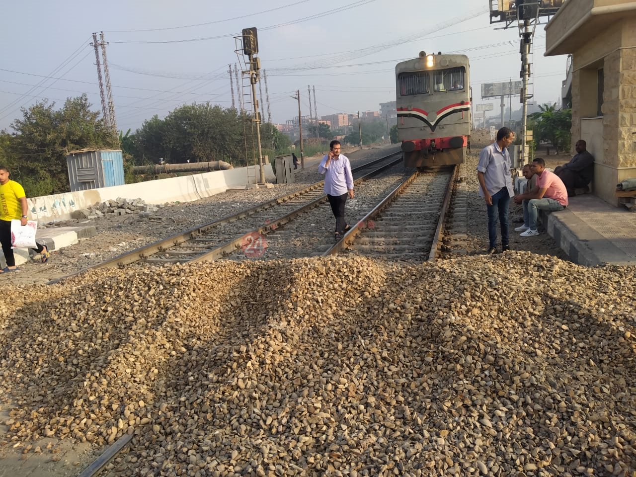 أعمال ازالة العارض من على مزلقان السكة الحديد 