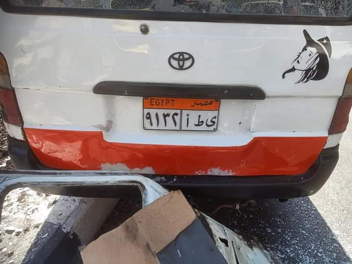 اصطدام ميكروباص بعمود قبل بوابة جامعة أسيوط القبلية 