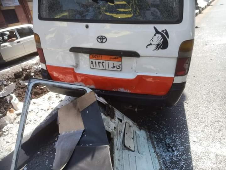 اصطدام ميكروباص بعمود قبل بوابة جامعة أسيوط القبلية 