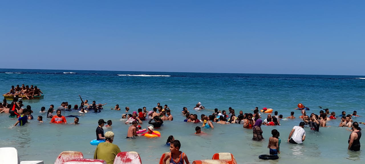 اقبال كبير على شواطئ الإسكندرية (3)