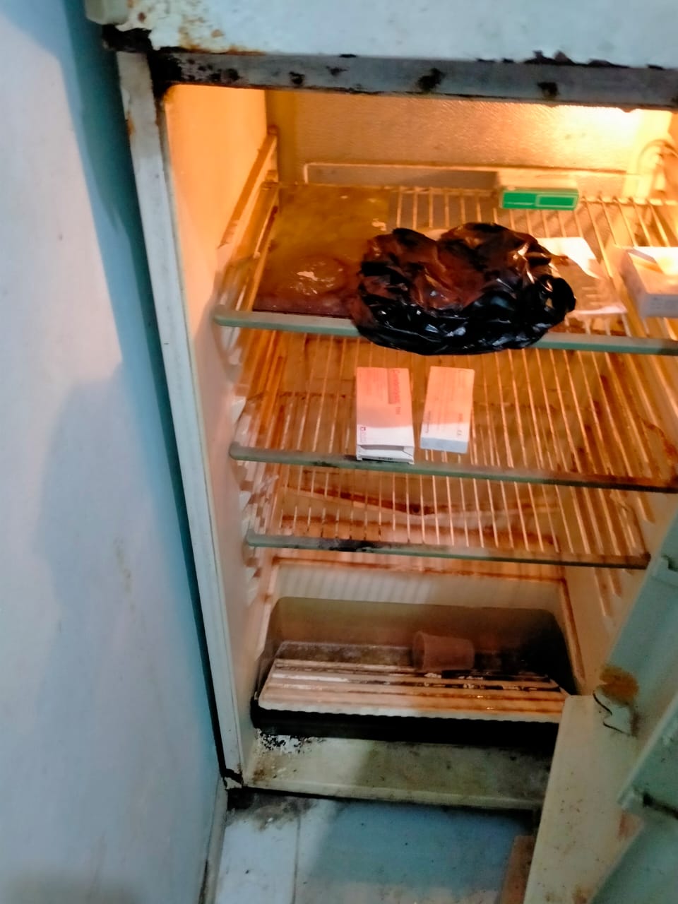 أدوية مخالفة ومجهولة المصدر في صيدلية بالشرقية 03