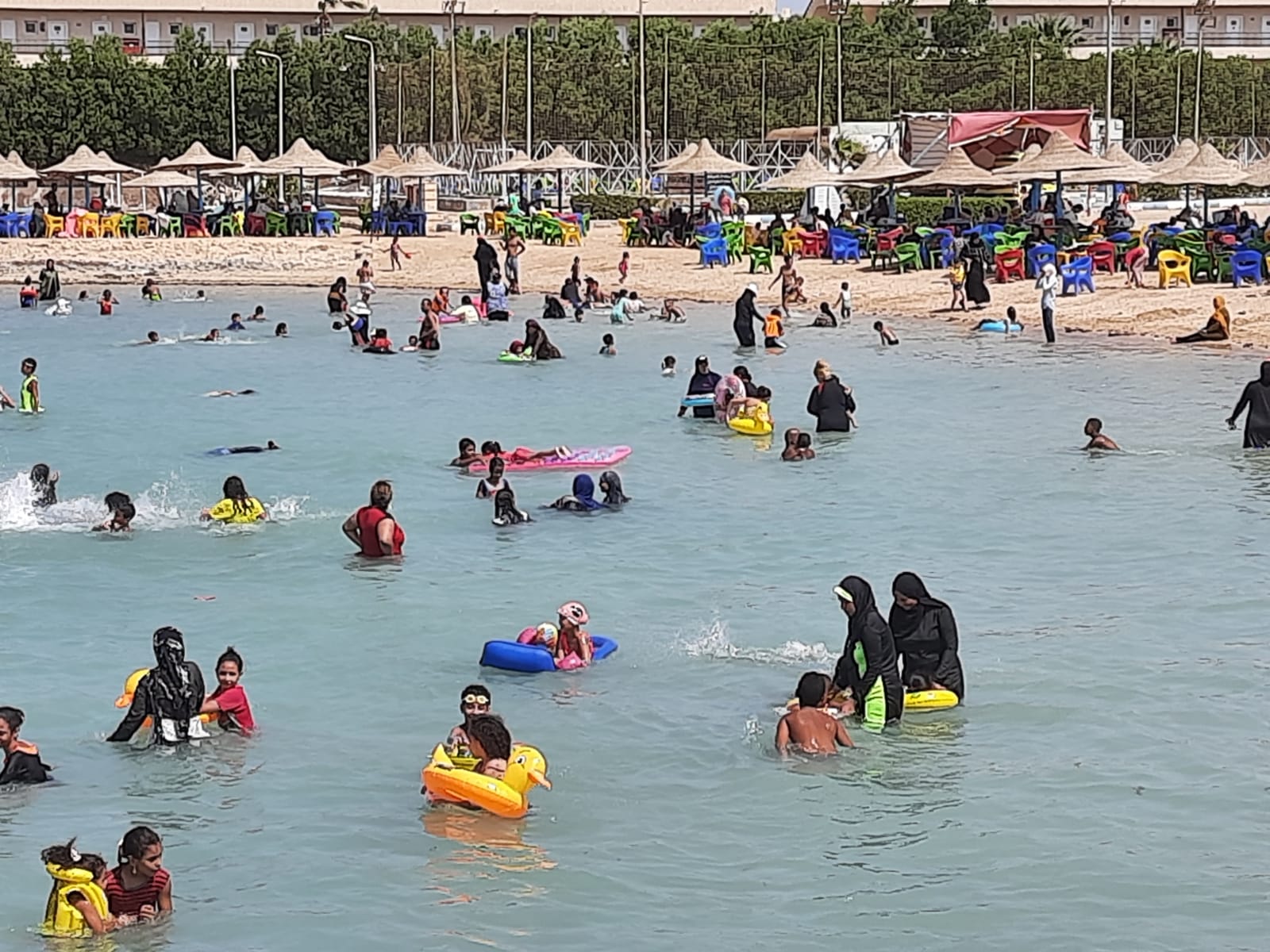 اقبال المصطافين على شواطئ الغردقة