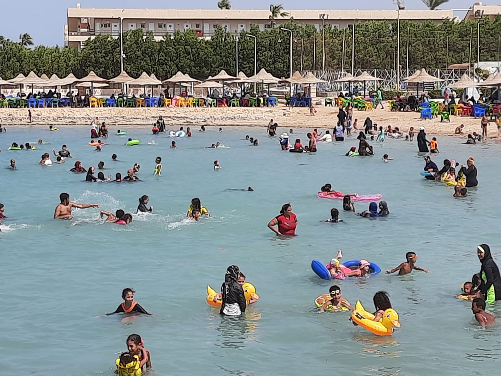 اقبال المصطافين على شواطئ الغردقة