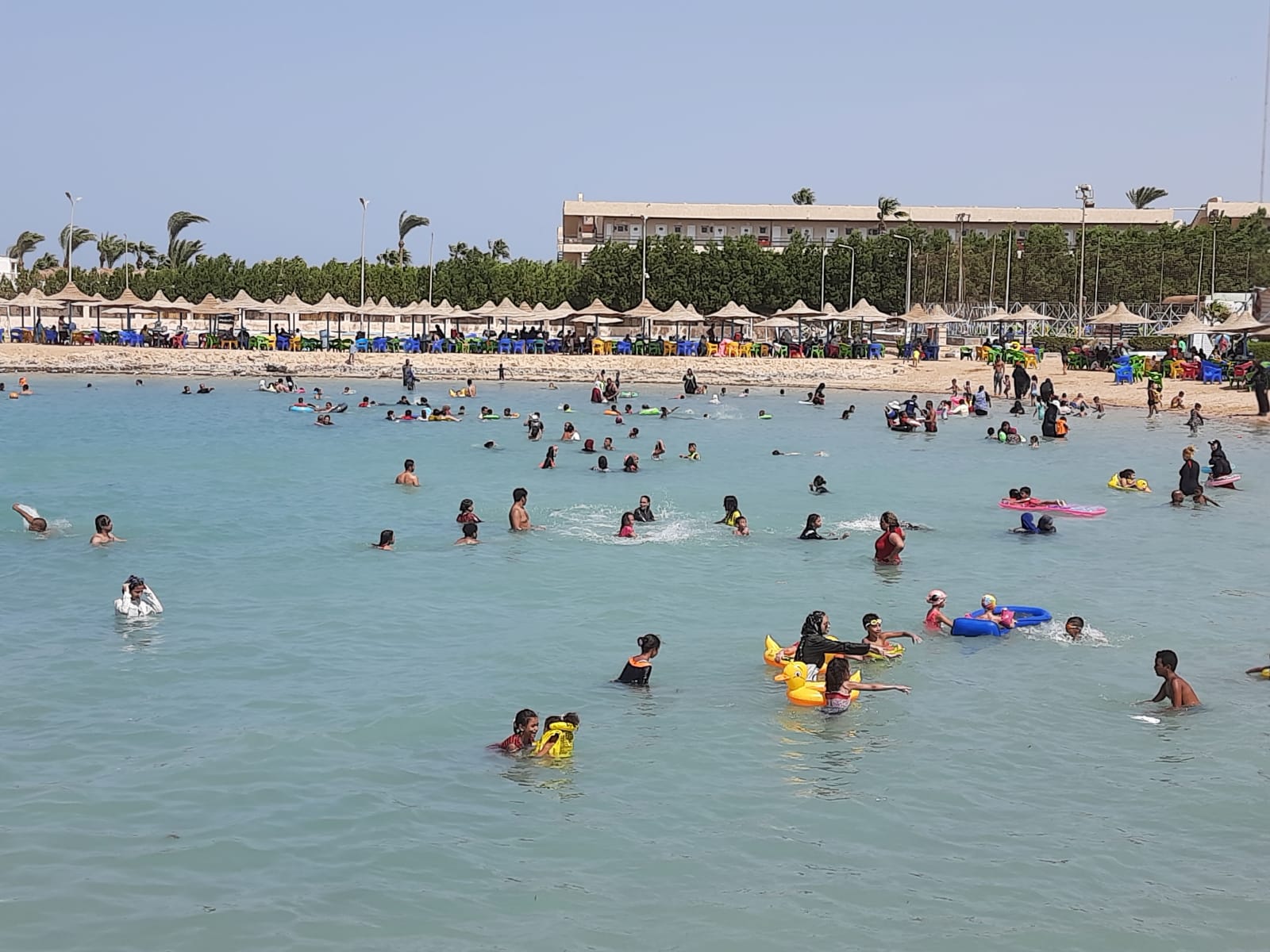 اقبال المصطافين على شواطئ الغردقة