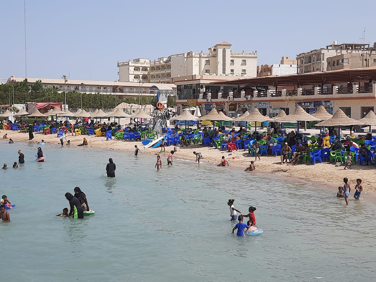 اقبال المصطافين على شواطئ الغردقة