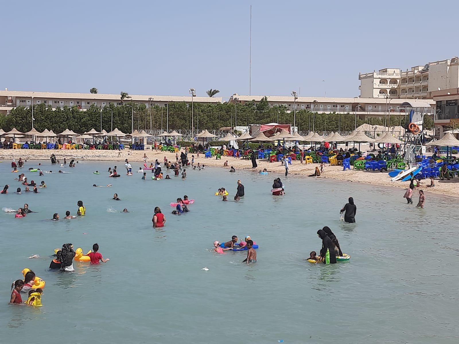 اقبال المصطافين على شواطئ الغردقة