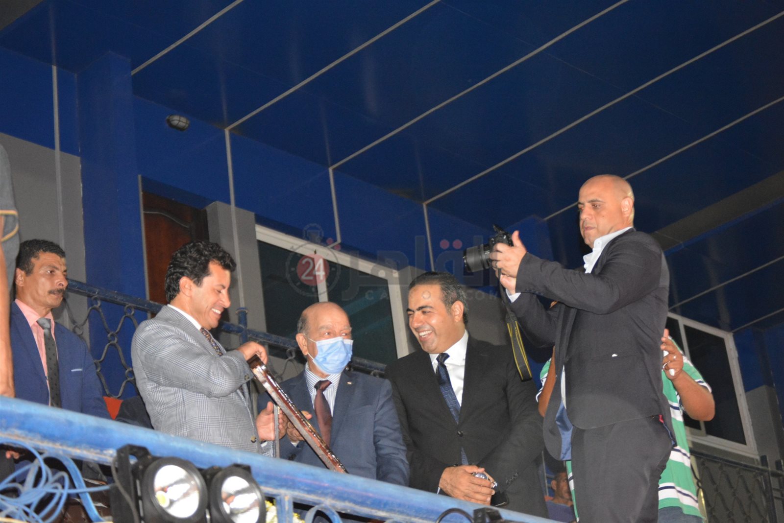 وزير الرياضة يتسلم درع بطولة الشركات 