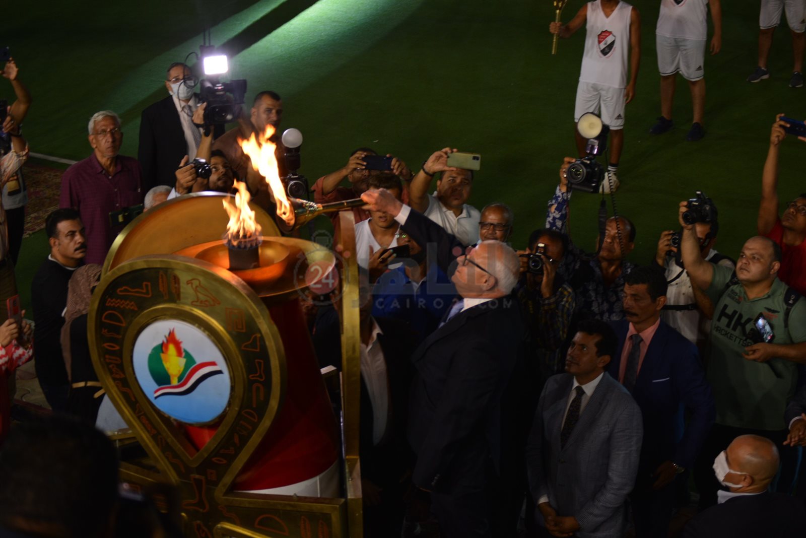 محافظ بورسعيد يوقد شعلة حياة كريمة 