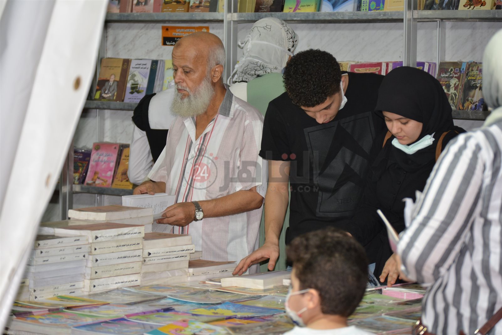 حرص الأهالي علي شراء الكتب 