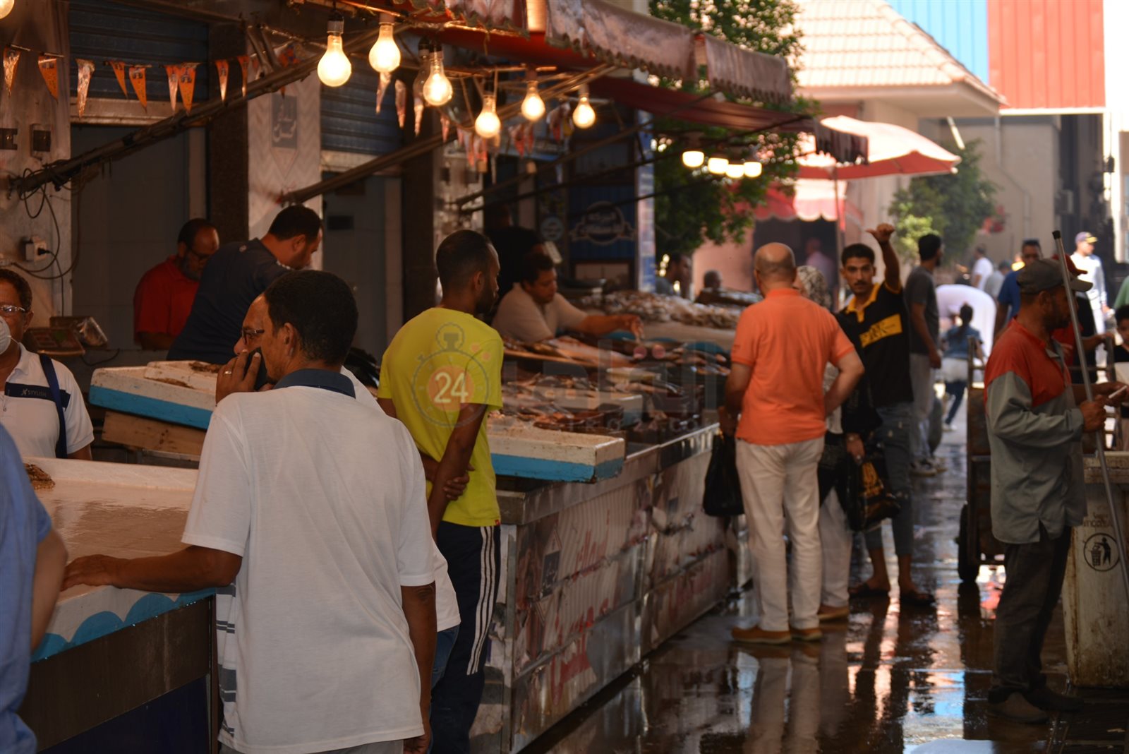 إقبال علي سوق الأسماك 