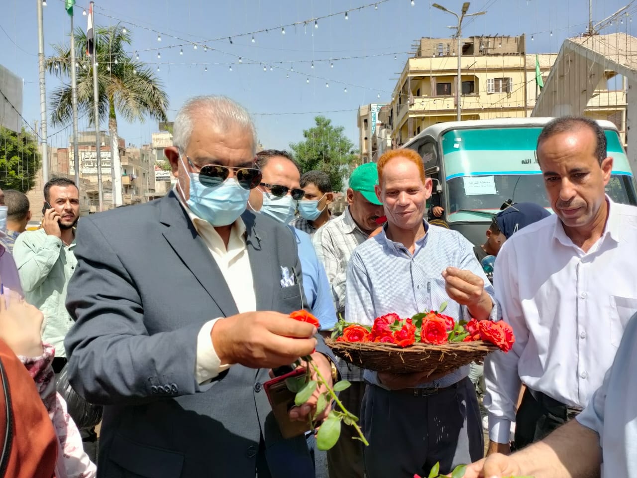 توزيع ورود وشيكولاتة على المواطنين بالشرقية احتفالًا بالعيد القومي 01