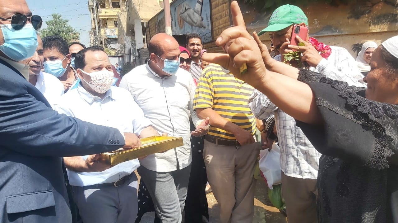 توزيع ورود وشيكولاتة على المواطنين بالشرقية احتفالًا بالعيد القومي 02