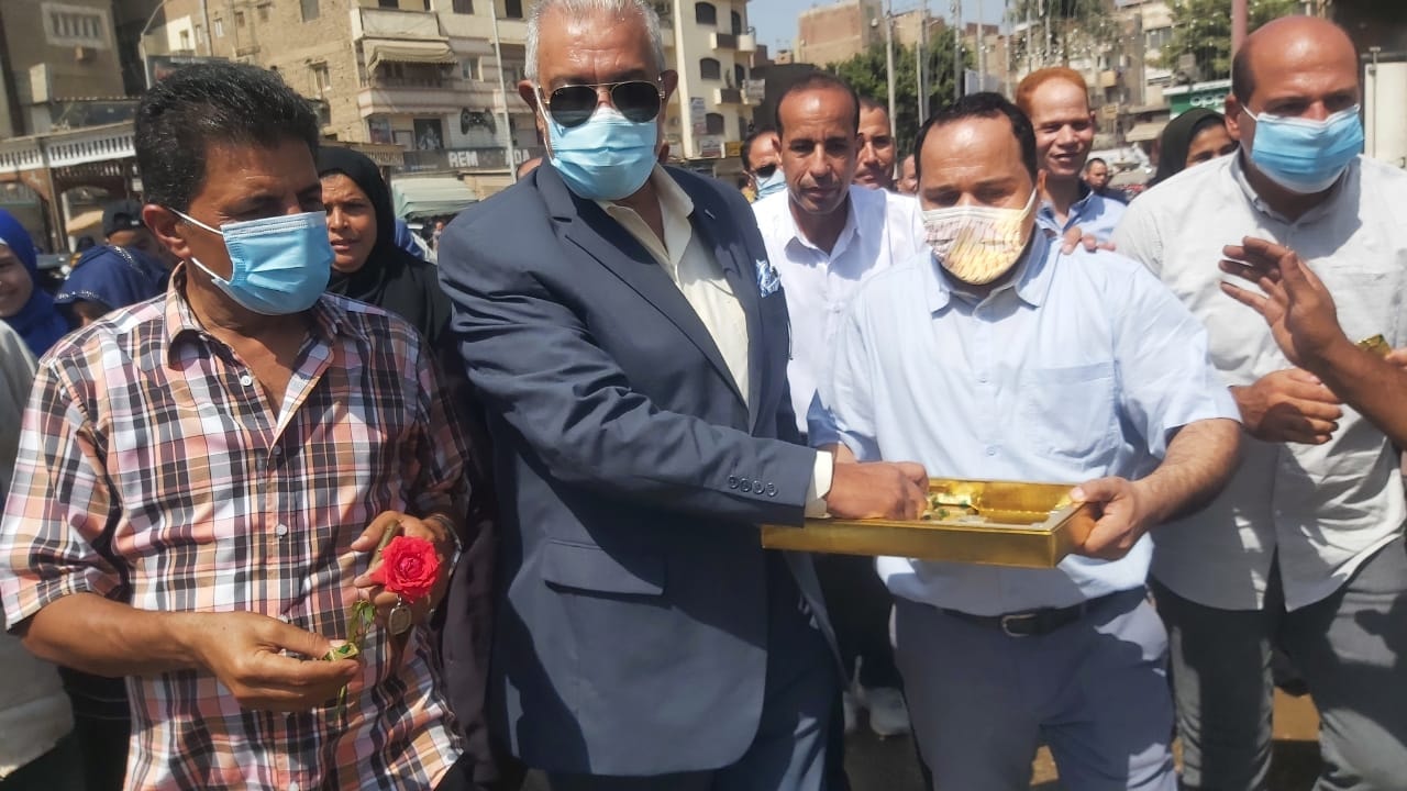توزيع ورود وشيكولاتة على المواطنين بالشرقية احتفالًا بالعيد القومي 05