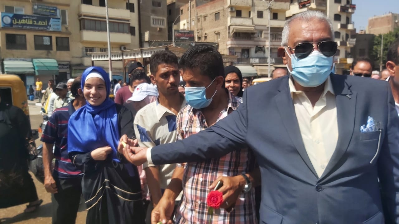 توزيع ورود وشيكولاتة على المواطنين بالشرقية احتفالًا بالعيد القومي 06