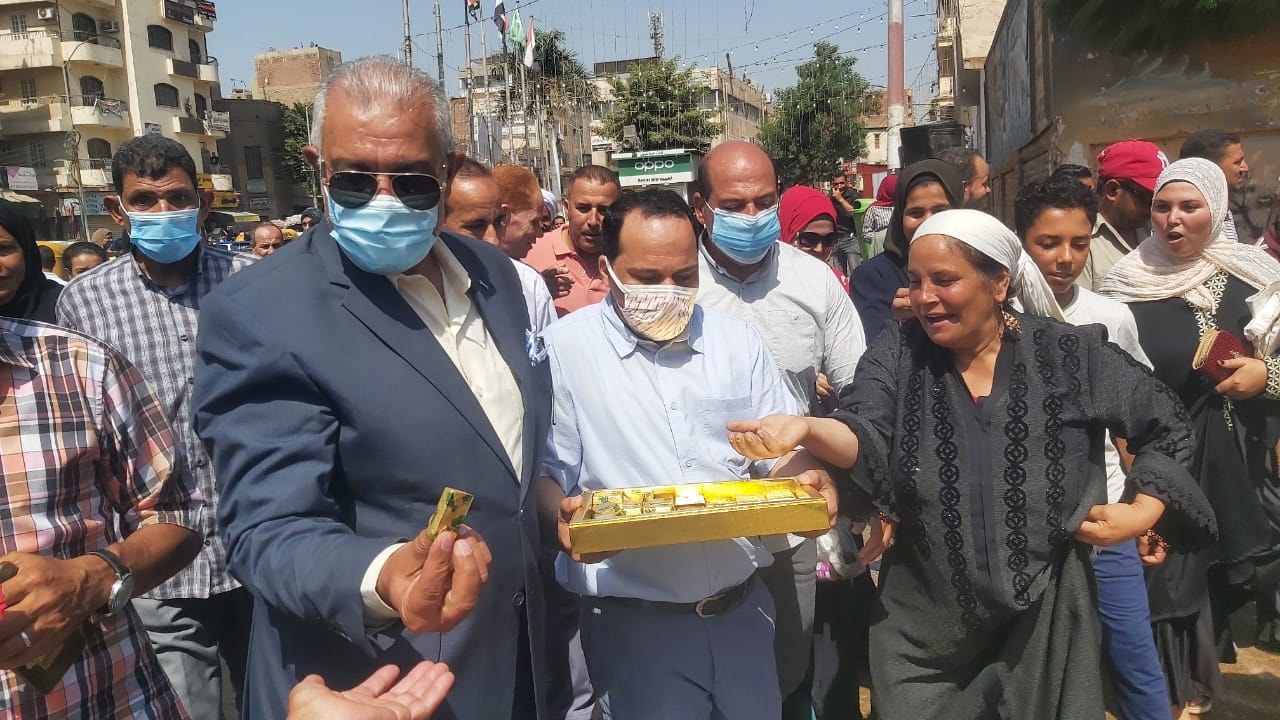 توزيع ورود وشيكولاتة على المواطنين بالشرقية احتفالًا بالعيد القومي 07