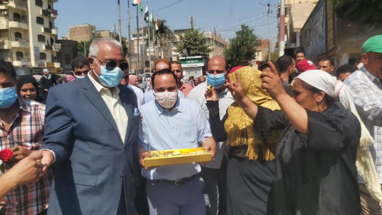 توزيع ورود وشيكولاتة على المواطنين بالشرقية احتفالًا بالعيد القومي 08