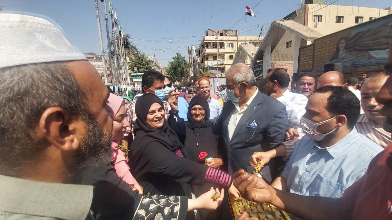 توزيع ورود وشيكولاتة على المواطنين بالشرقية احتفالًا بالعيد القومي 010