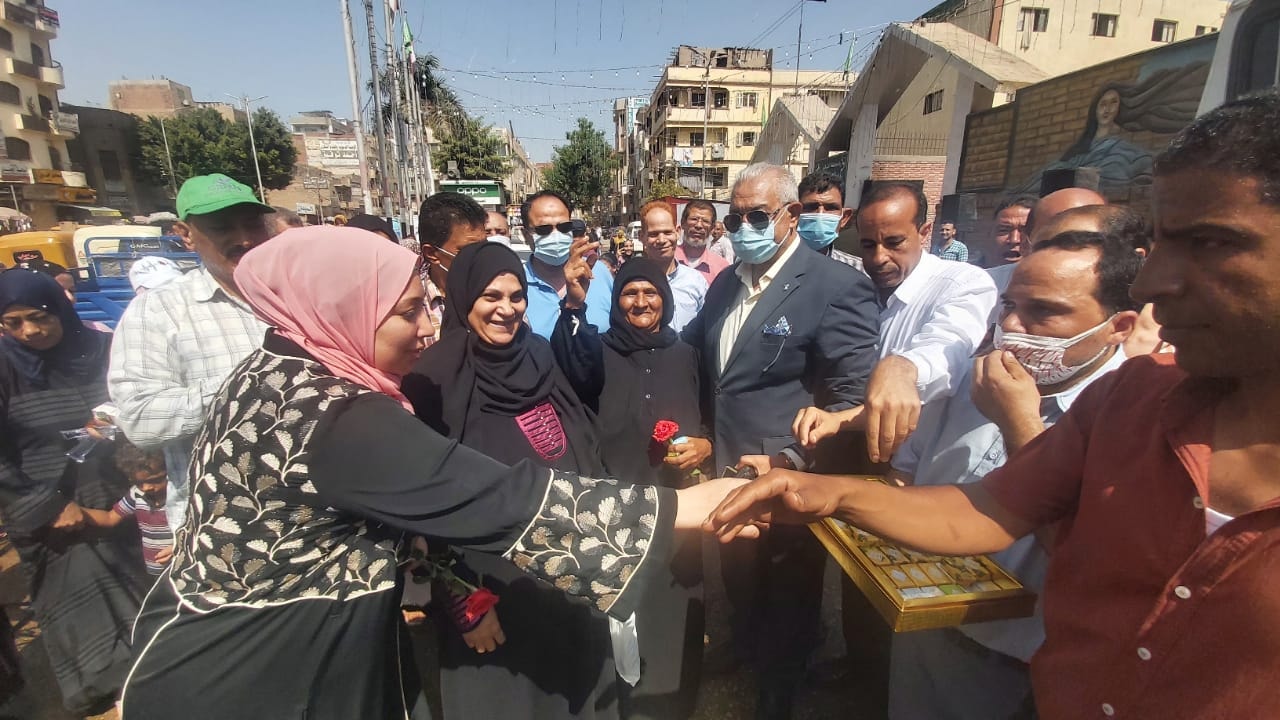 توزيع ورود وشيكولاتة على المواطنين بالشرقية احتفالًا بالعيد القومي 011