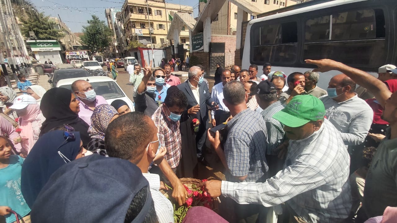 توزيع ورود وشيكولاتة على المواطنين بالشرقية احتفالًا بالعيد القومي 012
