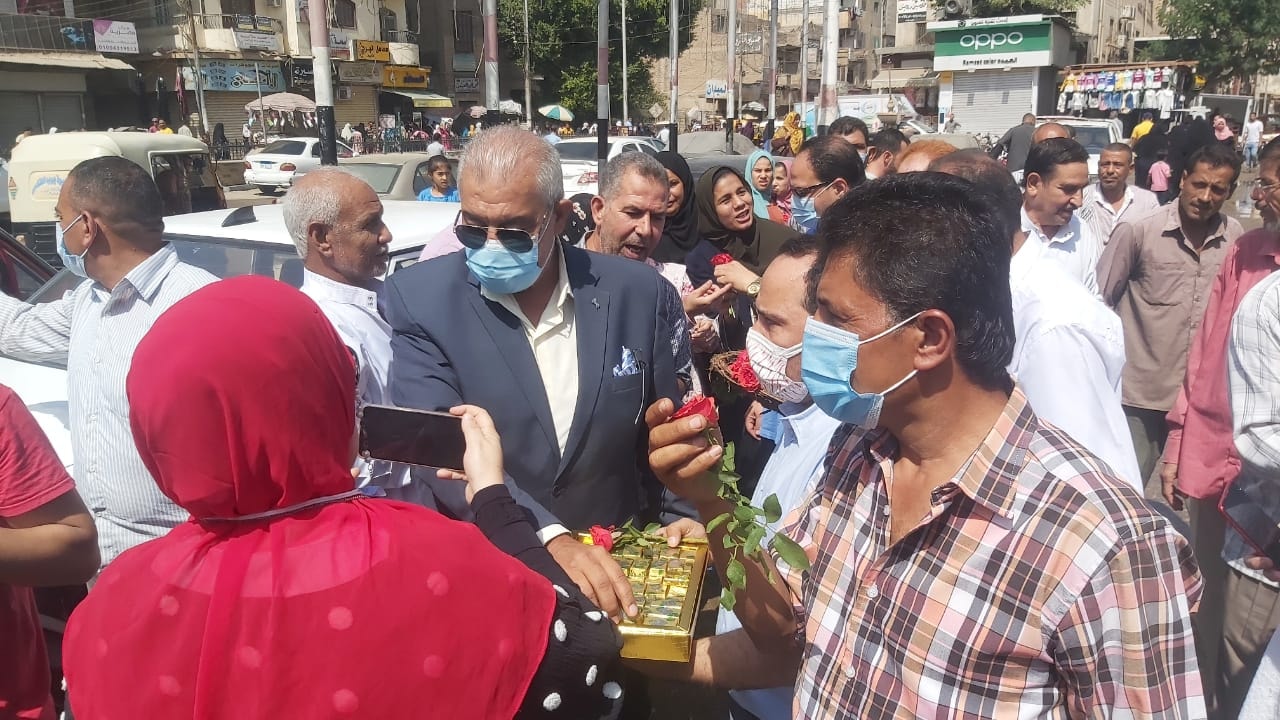 توزيع ورود وشيكولاتة على المواطنين بالشرقية احتفالًا بالعيد القومي 015