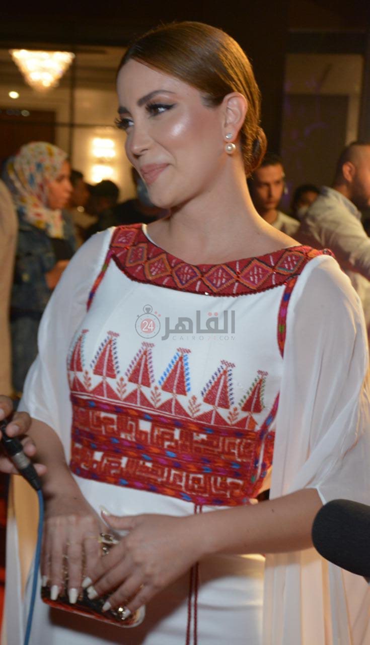 توافد النجوم على الريد كاربت في حفل دير جيست (2)