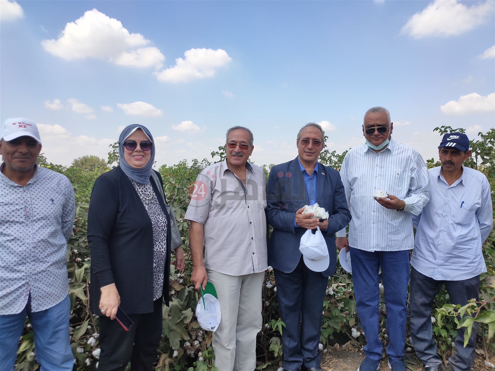 وكيل وزارة الزراعة وصاحب الحقل ومسؤولي المديرية