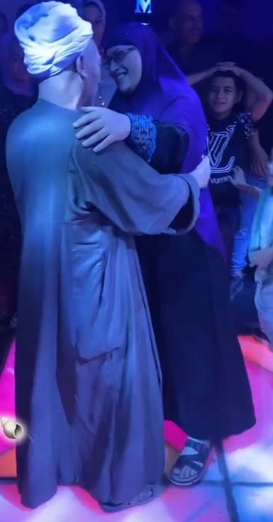 الزوجين أثناء رقصهما في حفل زفاف حفيدتهما 02