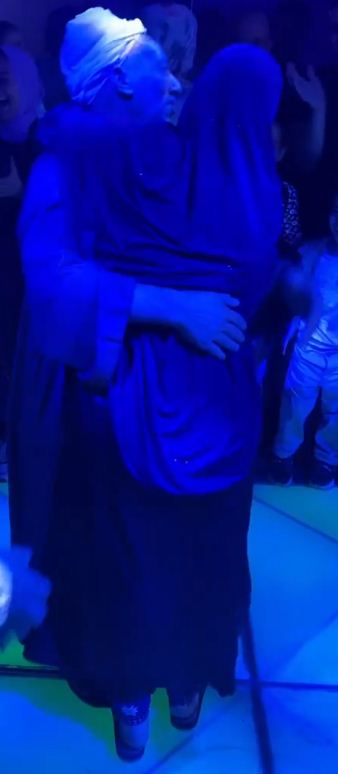 الزوجين أثناء رقصهما في حفل زفاف حفيدتهما01