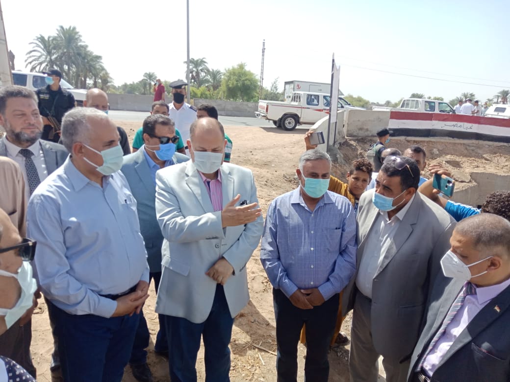 وزير الري ومحافظ أسيوط يتفقدان تبطين الترع