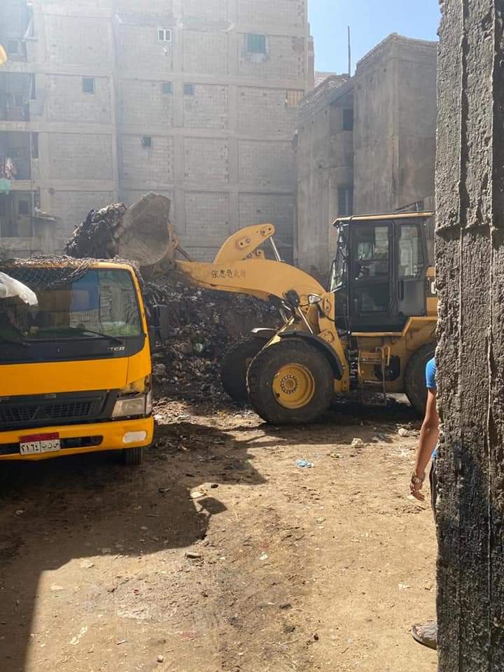 أعمال رفع 590 طن مخلفات من أرض بباكوس (3)