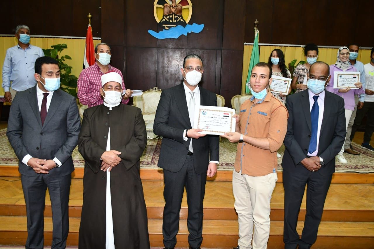 محافظ الفيوم يكرم أوائل الثانوية العامة والأزهرية