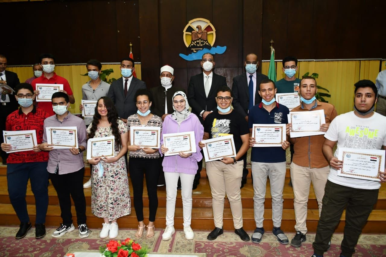 محافظ الفيوم يكرم أوائل الثانوية العامة والأزهرية