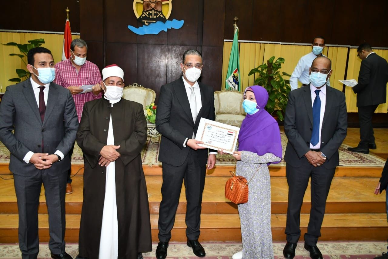 محافظ الفيوم يكرم أوائل الثانوية العامة والأزهرية