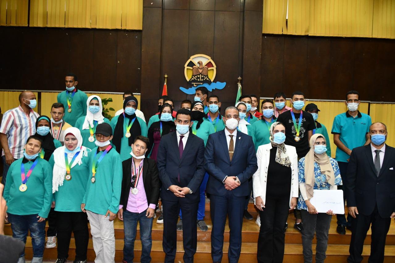 محافظ الفيوم يُكرّم أبطال الرياضة والطلائع