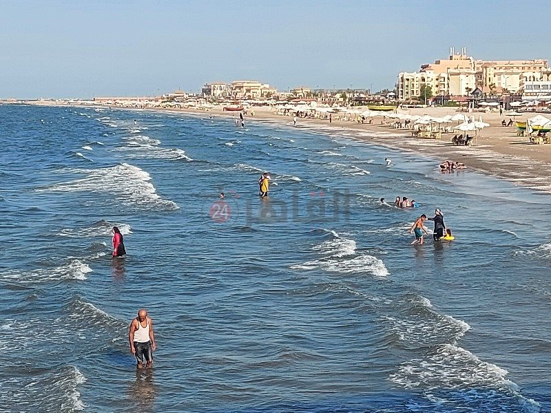 إقبال المصطافين علي شاطئ بورسعيد