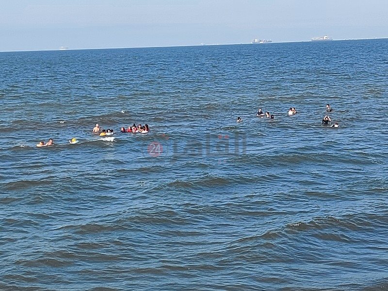 هدوء في الأمواج علي شاطئ بورسعيد