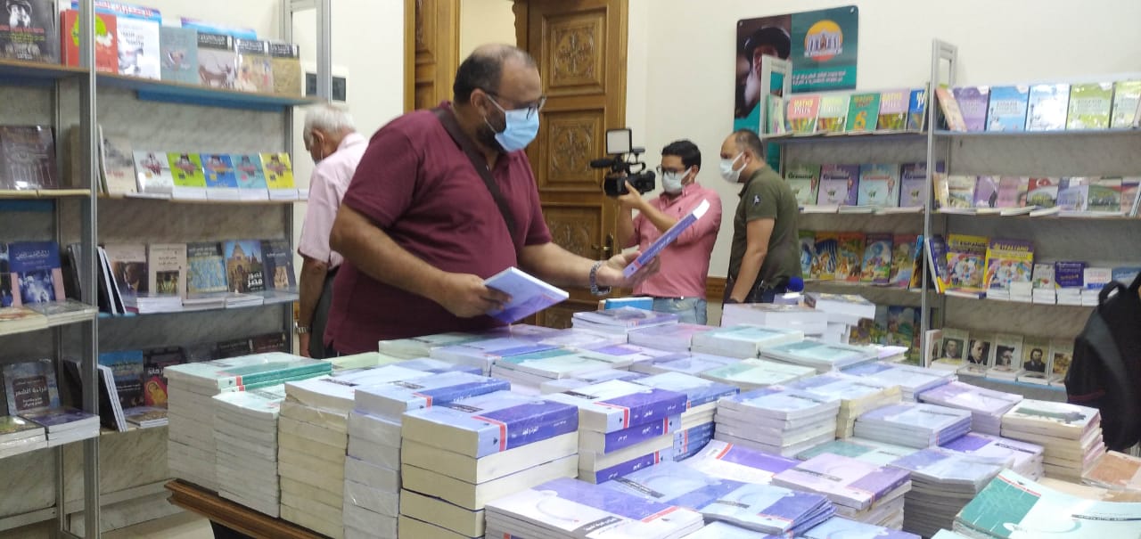 معرض الكتاب فى الكنيسة المرقسية