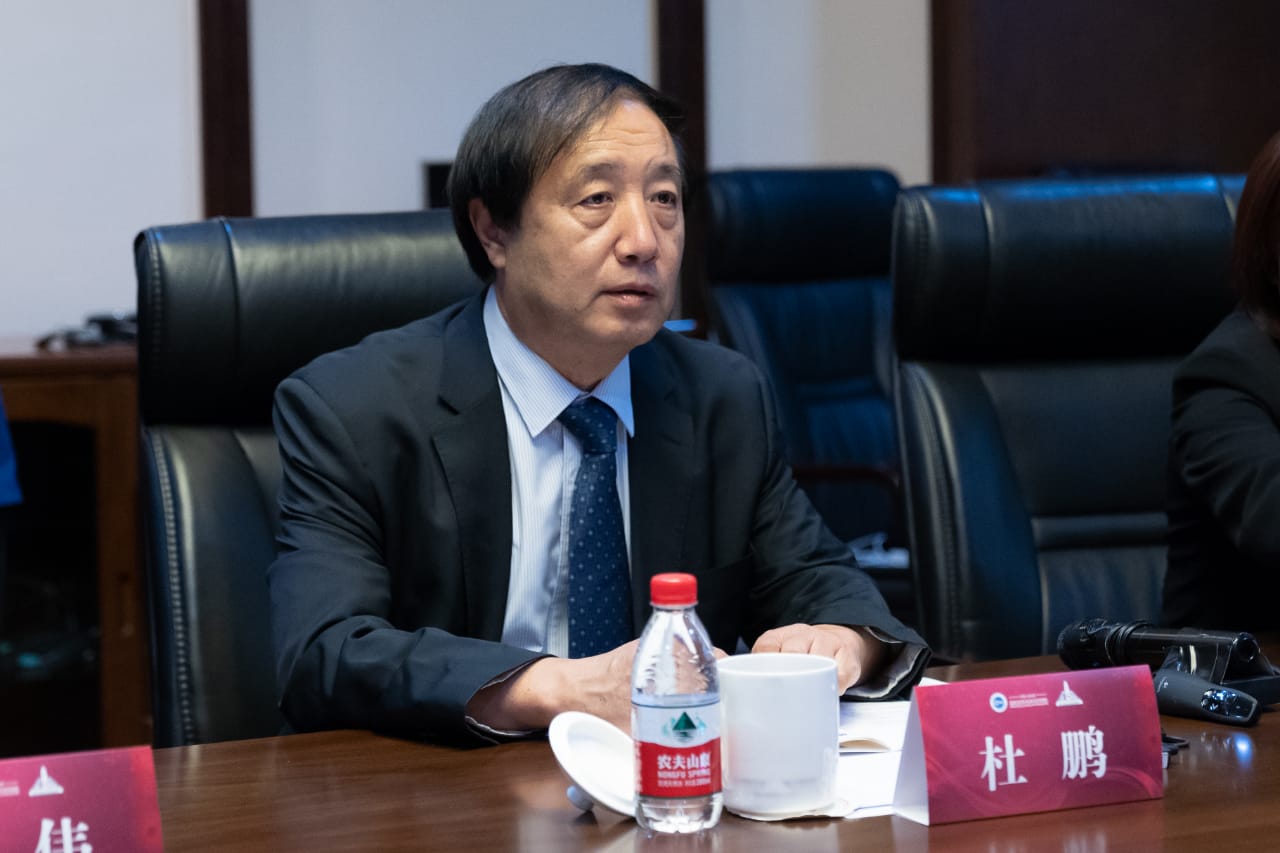 f9065873-ce3b-47e4-9352-db42e5852424