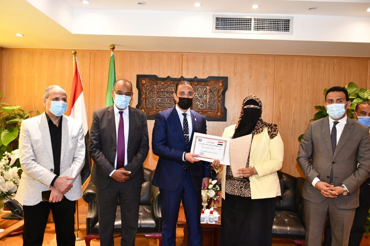 محافظ الفيوم يُكرم مدرسة الغريب