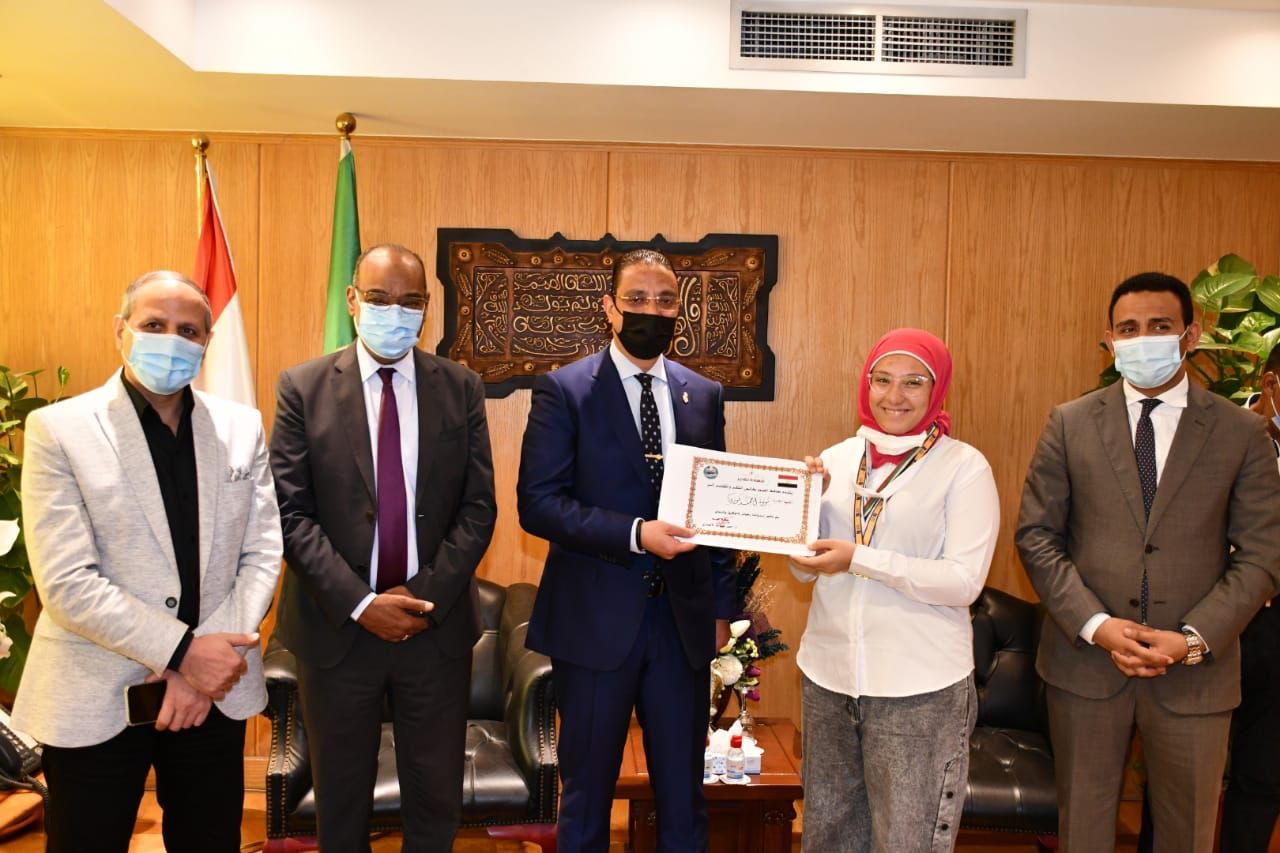 محافظ الفيوم يُكرم مدرسة الغريب