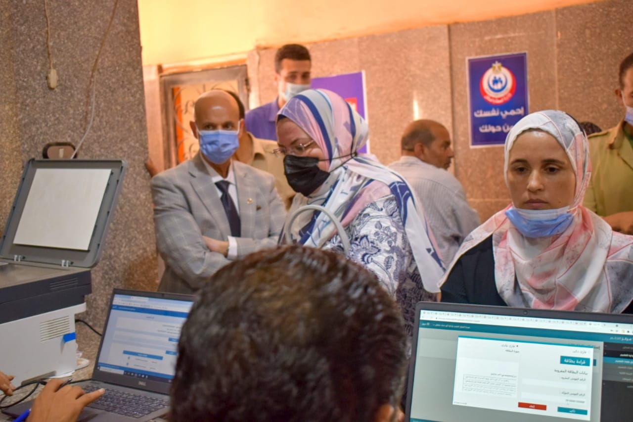 وكيل وزارة الصحة يتابع تطعيم المواطنين بلقاح كورونا بأبو حماد 02