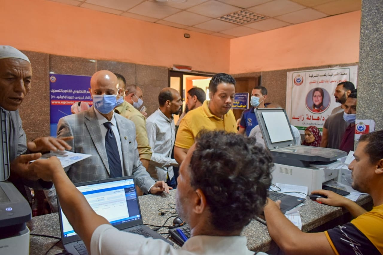 وكيل وزارة الصحة يتابع تطعيم المواطنين بلقاح كورونا بأبو حماد 03