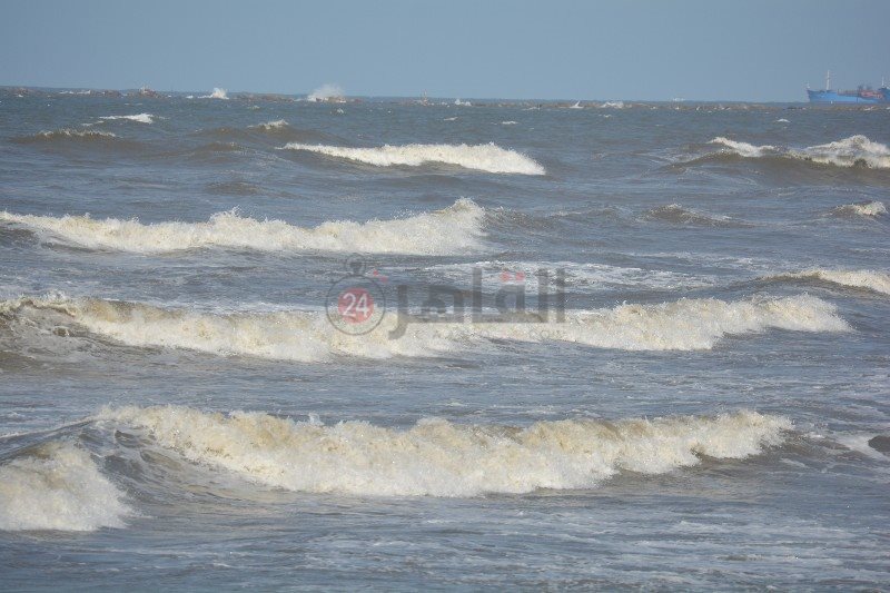 إرتفاع الأمواج علي شاطئ بورسعيد 