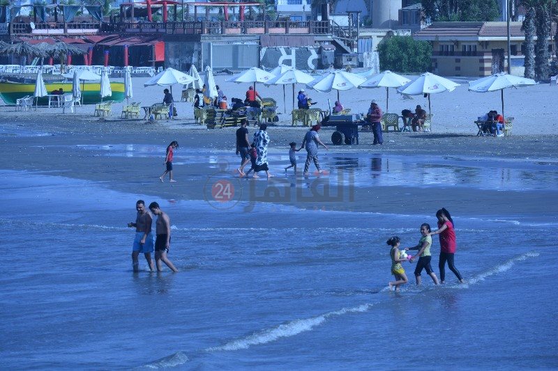 أعداد قليلة علي شاطئ بورسعيد 