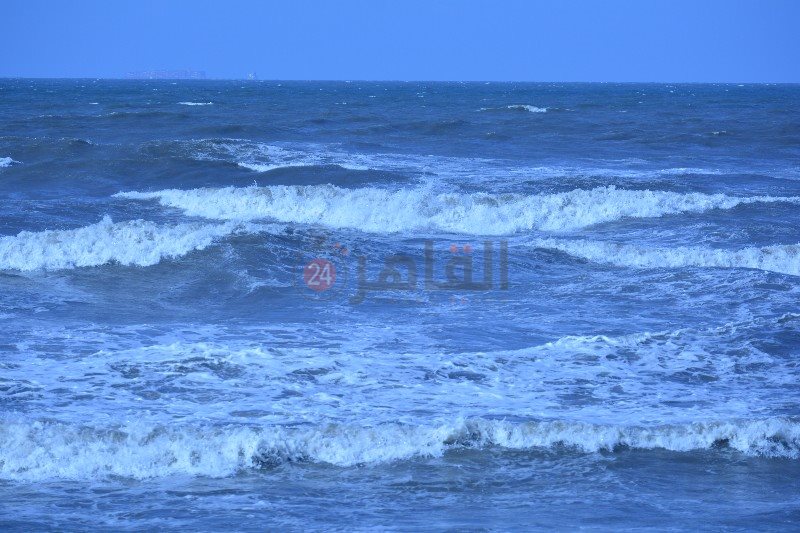 أمواج عالية علي شاطئ بورسعيد 