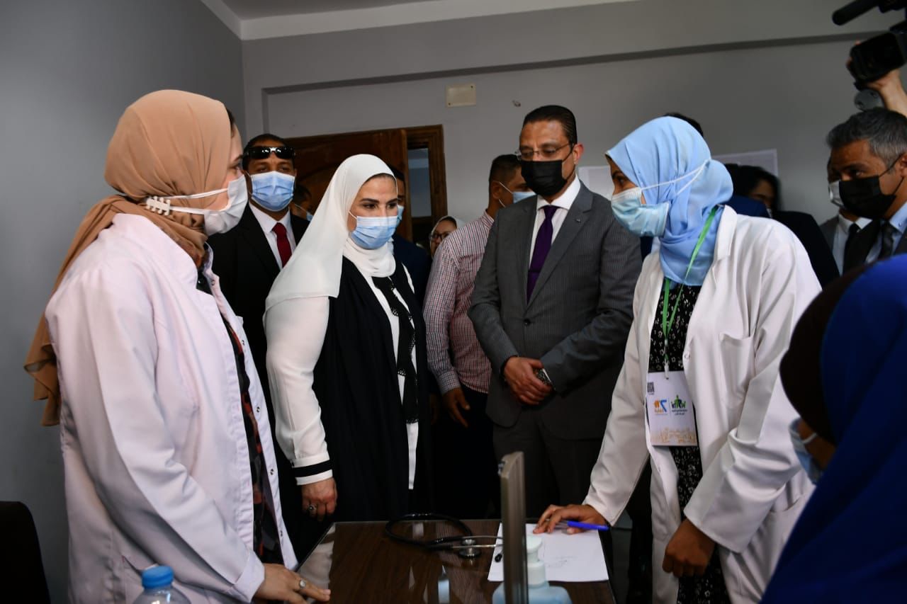 وزيرة التضامن الاجتماعي تتفقد إحدى عيادات مشروع 2 كفاية