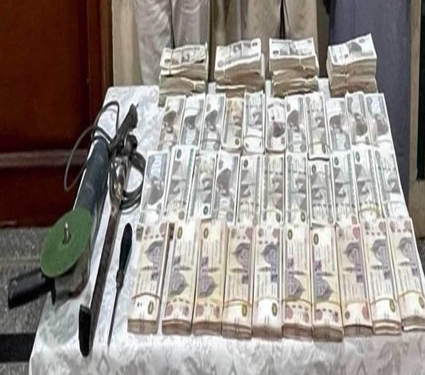 باقي المبلغ المسروق من البنك والأدوات المستخدمة في السرقة