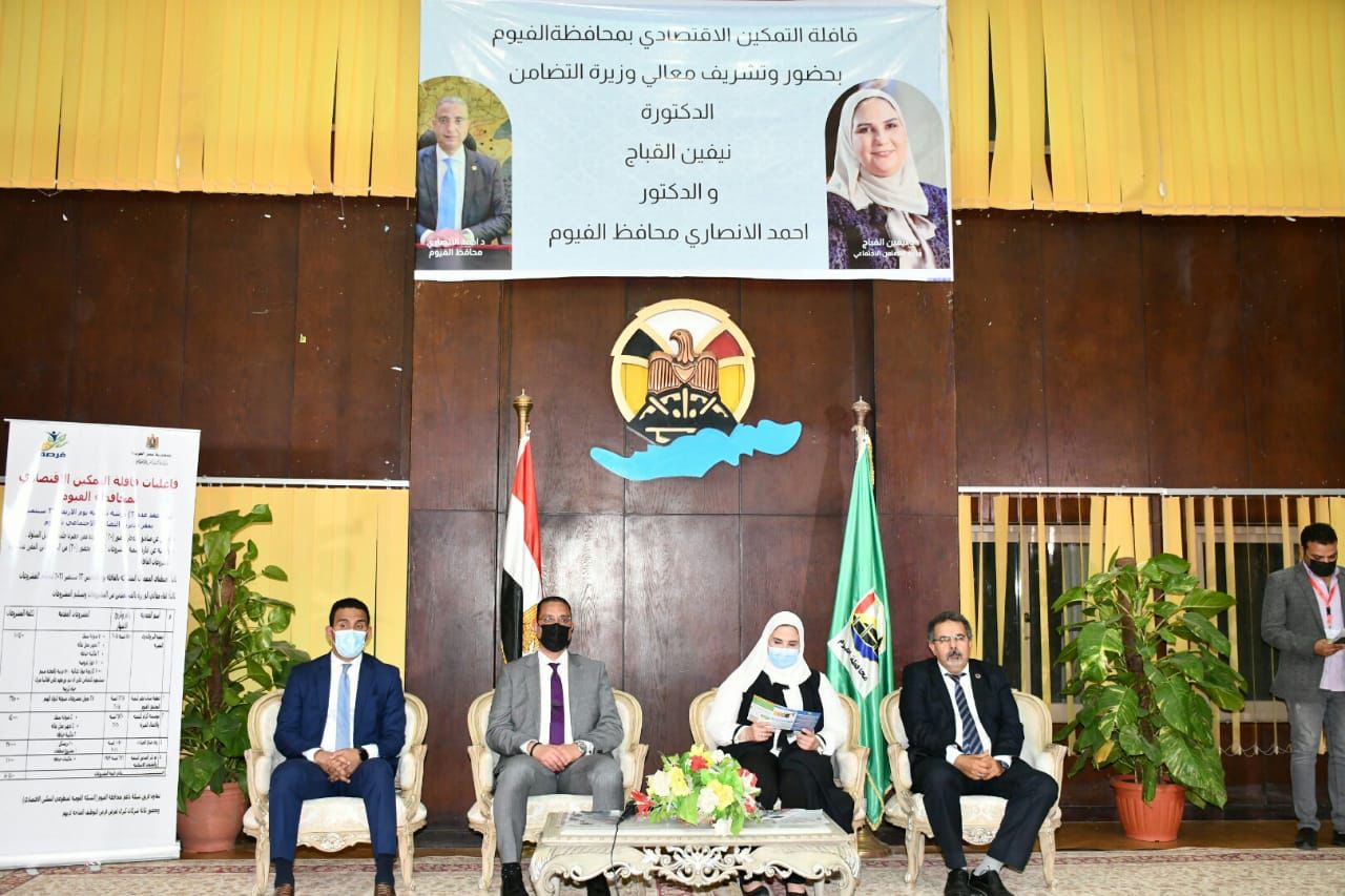 «القباج» و«الأنصاري» يسلمان عددًا من الأسر مشاريع إنتاجية.. ويتابعان جلسة محاكاة للتحفيز على العمل والإنتاج