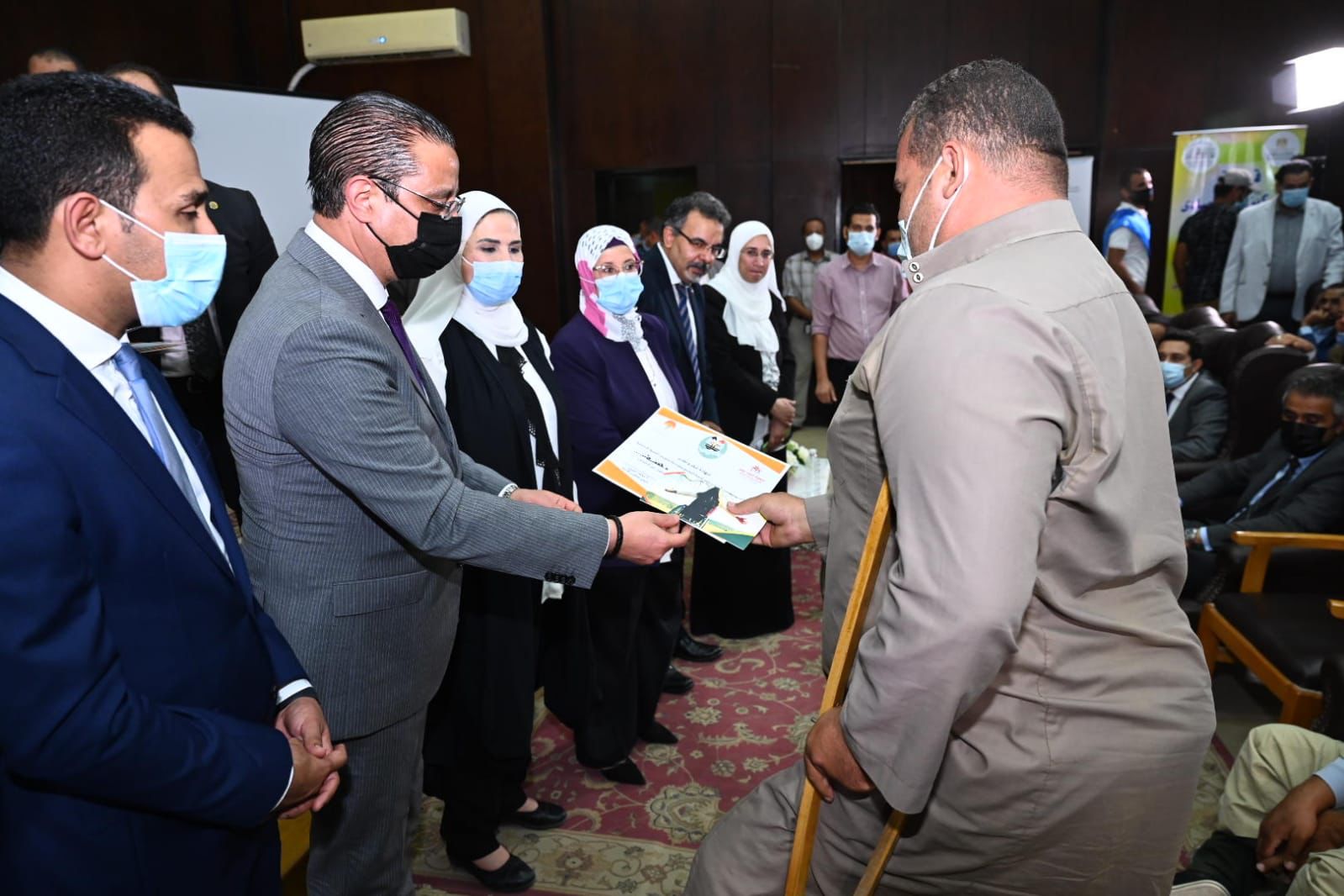 «القباج» و«الأنصاري» يسلمان عددًا من الأسر مشاريع إنتاجية.. ويتابعان جلسة محاكاة للتحفيز على العمل والإنتاج |صور